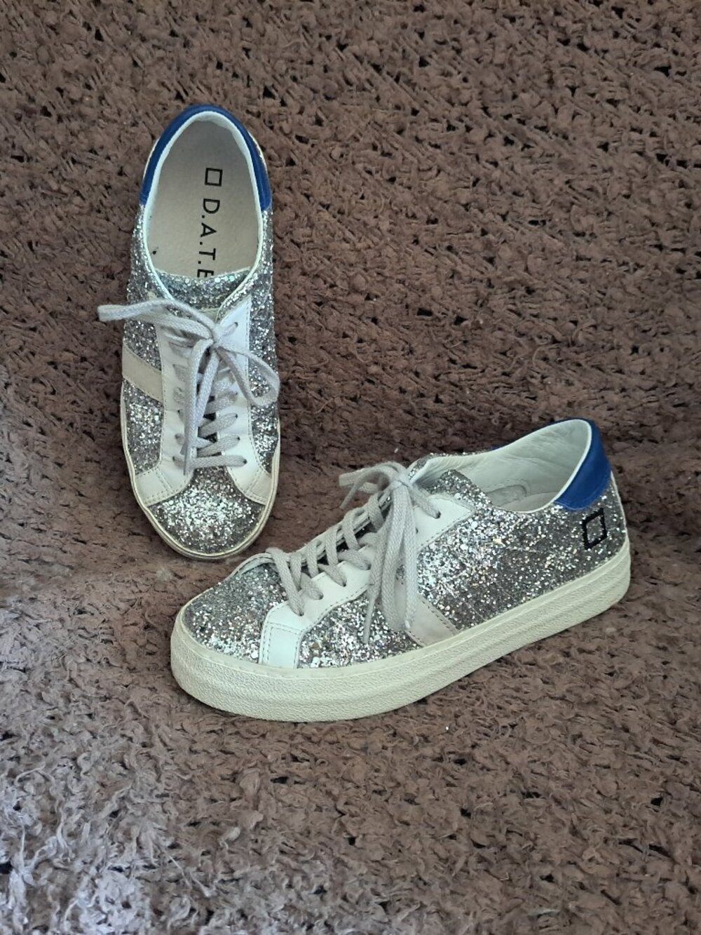 D.A.T.E.-HILL LOW GLITTER PLATINUM-Silver Glitter-White/Blue Leather-Sz 36-EX